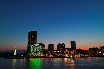 Fototapeta na wymiar 神戸港 中突堤から見る夕暮れの高浜岸壁