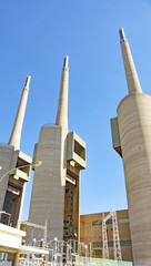 Fototapeta premium Chimeneas industriales y central eléctrica en San Andriá del Besós, Barcelona