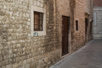 Fototapeta na wymiar Alte Steinwand in Zadar.
