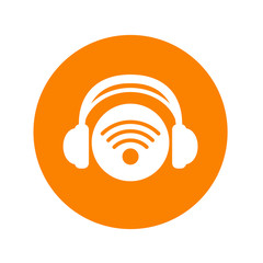 Icono plano auriculares con simbolo RSS en circulo naranja