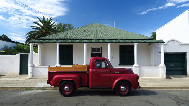 PickUp Oldtimer vor einer Villa in S&uuml;dafrika, Willowmore
