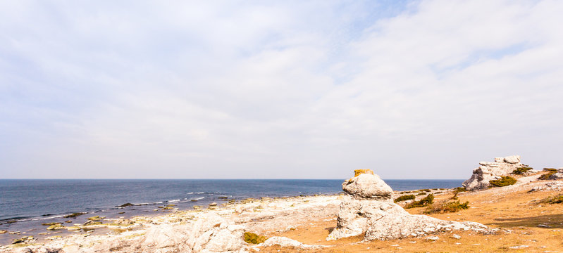 Kust p&aring; F&aring;r&ouml; Gotland Sverige med kalksten