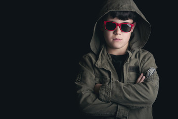 niño serio con gafas de sol