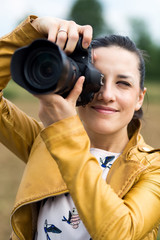 Bella ragazza che fotografa