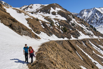 Fototapeta premium Rodzina turystów w górach