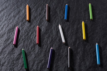 黒背景に色鉛筆