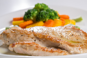 Grilled turkey breast with carrot and vegetables