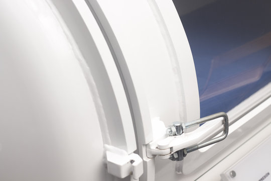 Hyperbaric oxygen tank chamber