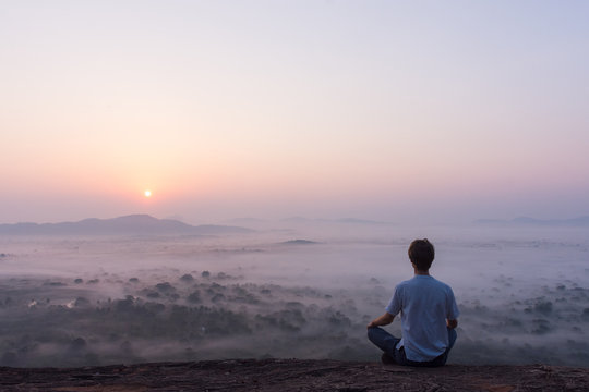 Méditation au lever du soleil