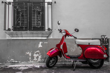 Fototapeta na wymiar Vespa Motorroller in Gallipoli, Italien. Colorkey