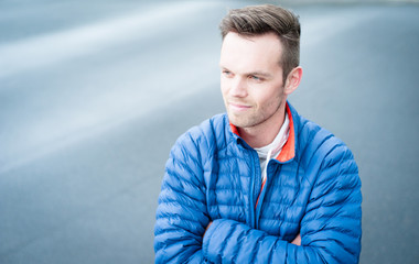 Attraktiver junger Mann