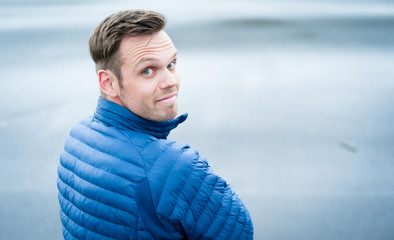 Attraktiver junger Mann