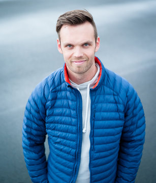 Attraktiver junger Mann