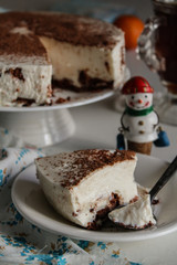  Cheesecake with cookies (White cake sprinkled with cocoa powder)
