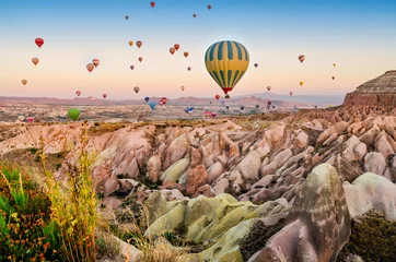 Crédence de cuisine en verre imprimé Ballon Hot air balloon flying over rock landscape at Cappadocia Turkey