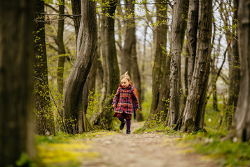 Obraz premium The small child walking running along park