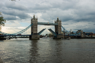 Fototapeta na wymiar Tower Bridge (타워브리치)