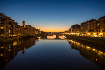 Fototapeta na wymiar Sonnenuntergang über dem Arno in Florenz