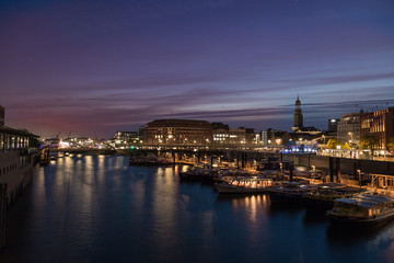 Fototapeta na wymiar Hamburger Hafen in der blauen Stunde