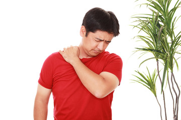 肩痛を訴える男性
