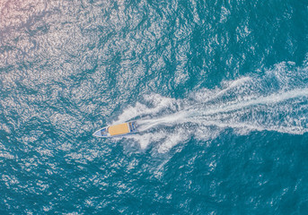 Obraz premium speed boat running fast in the sea coast in aerial view