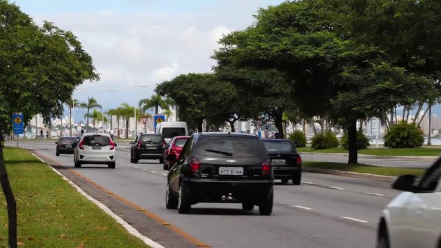 Avenida com carros.