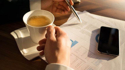 Cremiger, Goldener Kaffee auf einem Schreibtisch im Büro