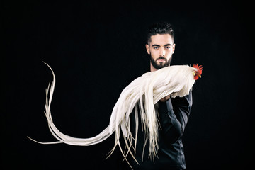 Jeune éleveur, tenant son coq "Onagadori Hakuro" dans sa main © Warpedgalerie