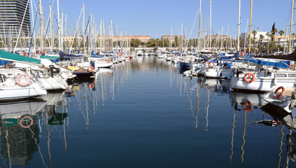 Fototapeta na wymiar Barcos veleros yates en el puerto 