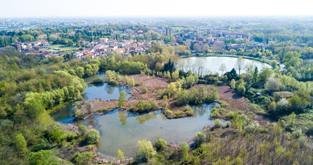 Natura e paesaggio: vista aerea di un bosco e di laghi, verde ed alberi in un paesaggio di natura selvaggia. Parco delle Groane, località di Mombello (Laghettone), Limbiate, Milano, Italia