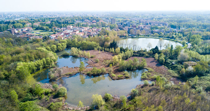 Natura e paesaggio: vista aerea di un bosco e di laghi, verde ed alberi in un paesaggio di natura selvaggia. Parco delle Groane, localit&agrave; di Mombello (Laghettone), Limbiate, Milano, Italia
