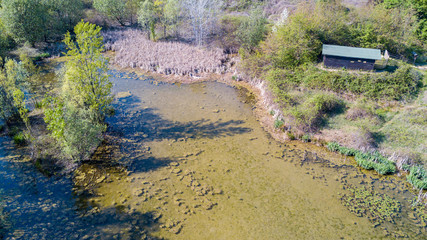 Natura e paesaggio: vista aerea di un bosco e di laghi, verde ed alberi in un paesaggio di natura selvaggia