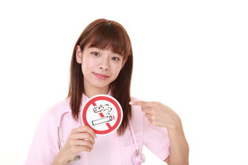 禁止の意思表示をする看護師
