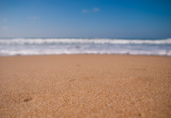 Fototapeta na wymiar Playa con fondo de olas