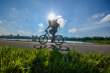 Naklejka premium hipster man on a bicycle in the countryside