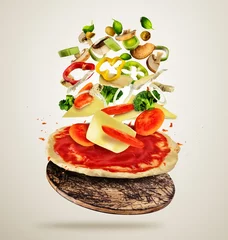 Papier Peint photo Lavable Pizzeria Ingrédients volants avec pâte à pizza, sur fond crémeux