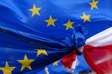 Flaga Unii Europejskiej związana z flagą Polski - obrazy, fototapety, plakaty