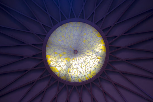 C&uacute;pula de cristal y hormig&oacute;n en la Junta Municipal del Distrito de Moncloa-Aravaca (Madrid, Espa&ntilde;a)
