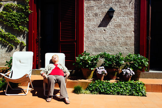 70-year-old woman takes nap in Piano di Sorrento, Italy