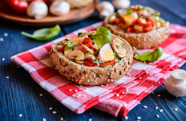 Buns stuffed with mushrooms, bell pepper, eggs and bacon