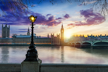 Farbenfroher Sonnenuntergang hinter dem Big Ben in London, Großbritannien © moofushi