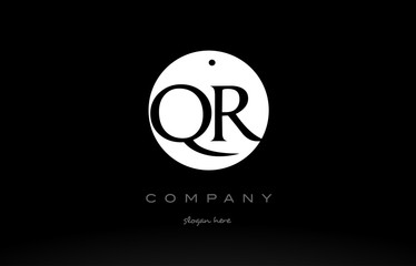 Obraz premium QR Q R simple black white circle alphabet letter logo vector icon template