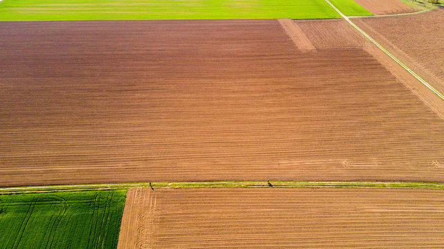 Natura e paesaggio: vista aerea di un campo, campo arato, coltivazione, prato verde, campagna, agricoltura