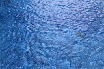 Wasseroberfläche im Swimming Pool mit Wellen und Bewegung