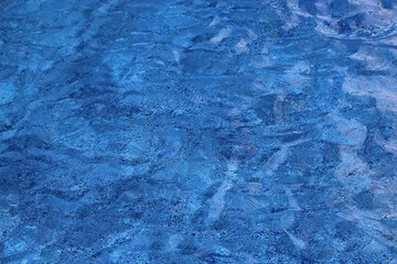 Wasseroberfläche im Swimming Pool mit Wellen und Bewegung