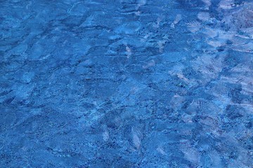 Wasseroberfläche im Swimming Pool mit Wellen und Bewegung