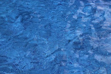 Wasseroberfläche im Swimming Pool mit Wellen und Bewegung