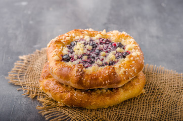Crubmle mini pie with berries