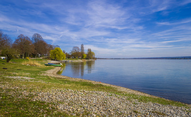 Fototapeta na wymiar Urlaub Allensbach am schönen Bodensee mit blauen Himmel und Sonnenschein