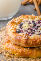 Crubmle mini pie with berries